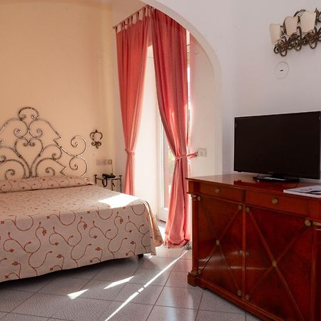 Palatium Mari Hotel Капри Екстериор снимка
